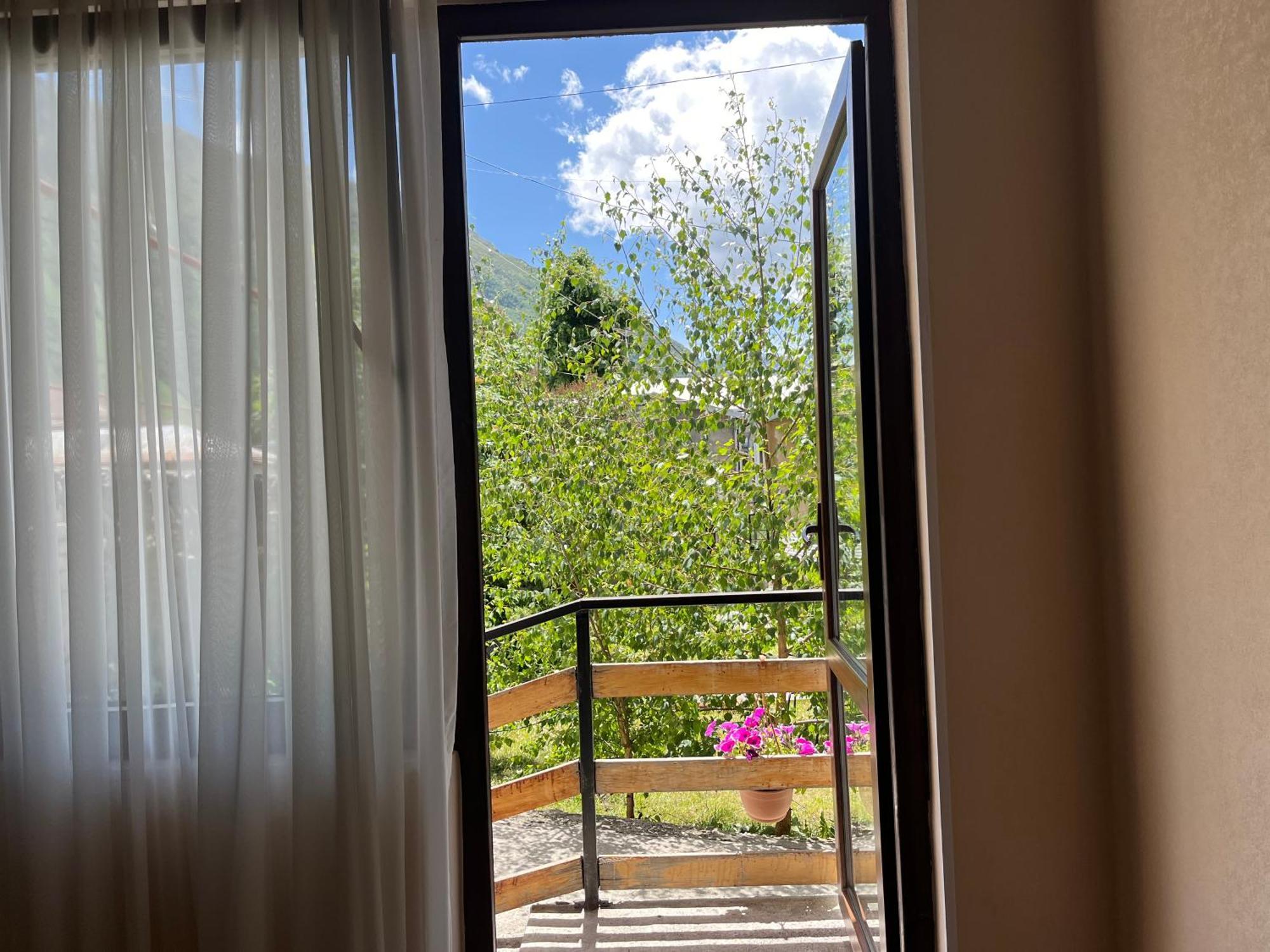 Soso Burduli'S Guesthouse Kazbegi Ngoại thất bức ảnh